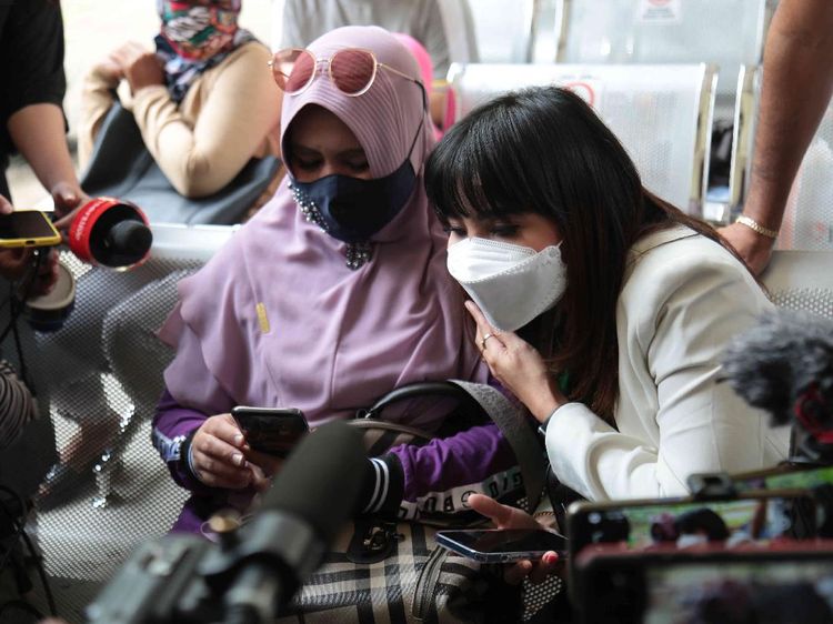 Potret Rohimah Ditemani Mantan Istri Kiwil di Sidang Cerai
