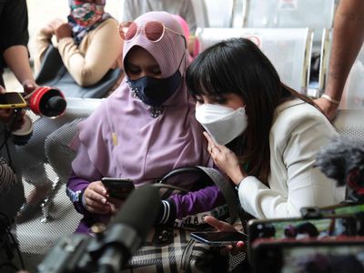 Potret Rohimah Ditemani Mantan Istri Kiwil di Sidang Cerai