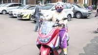 Tak lupa dirinya mengenakan kacamata hitam buat melengkapi penampilannya hari ini. (Foto: Noel/detikcom) 