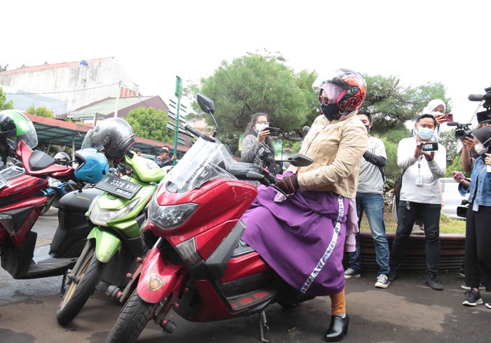 Rohimah Datang ke Sidang Vonis Cerai dengan Kiwil Pakai Motor