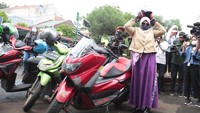 Tak biasanya Rohimah datang ke sidang cerai dengan menggunakan sepeda motor. (Foto: Noel/detikcom) 