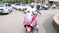 Menurutnya, pakai motor biayanya jauh lebih murah dibandingkan harus naik taksi online. (Foto: Noel/detikcom) 