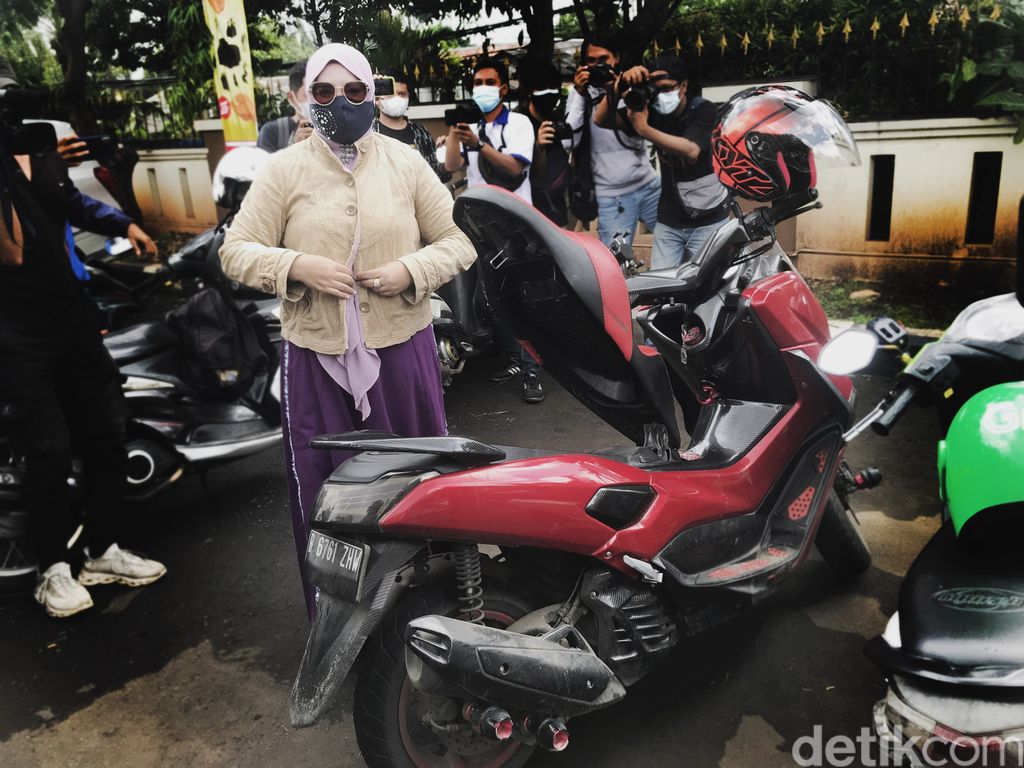 rohimah istri kiwil pakai motor ke sidang vonis cerai