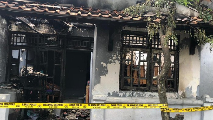 Rumah warga di Curug, Tangerang dibakar karena pelaku sakit hati diputus cinta. Foto dikirim narasumber