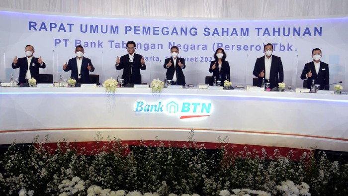 Wakil Direktur Utama PT Bank Tabungan Negara (Persero) Tbk. Nixon LP Napitupulu (ketiga kiri) asyik mengobrol bersama Jajaran Direksi lama dan baru Bank BTN Setiyo Wibowo (kiri) Nofry R. Poetra (kedua kiri,  Elisabeth Novie Riswanti (ketiga kanan), Eko Waluyo (kedua kanan) dan Hirwandi Gafar (kanan) usai penutupan Rapat Umum Pemegang Saham Tahunan (RUPST) 2020, di Jakarta, Rabu (10/3). Dalam RUPST yang digelar tersebut membahas sembilan agenda yang akan diputuskan, di antaranya penggunaan laba bersih tahun 2020 dan perubahan susunan pengurus perusahaan. Pada tahun buku 2020, emiten bersandi saham BBTN mencatatkan perolehan laba bersih yang melonjak 665,71% secara tahunan (year-on-year/yoy) senilai Rp1,60 triliun pada kuartal IV/2020 atau melambung tinggi dari posisi yang sama tahun sebelumnya senilai Rp209 miliar.