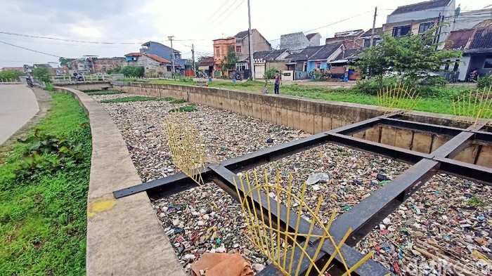Sampah tutupi Sungai Cikijing, Kabupaten Bandung.