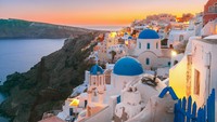 Keindahan Santorini saat sunset memang sangat indah tak ada dua. (Getty Images/iStockphoto/KavalenkavaVolha)