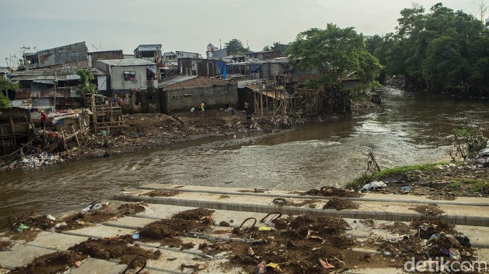 Wakil Gubernur DKI Jakarta Ahmad Riza Patria mengungkap upaya normalisasi sungai kerap terkendala permasalahan pembebasan lahan.