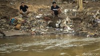 Warga memancing di bantaran Sungai Ciliwung, Jakarta, Rabu (10/3/2021).