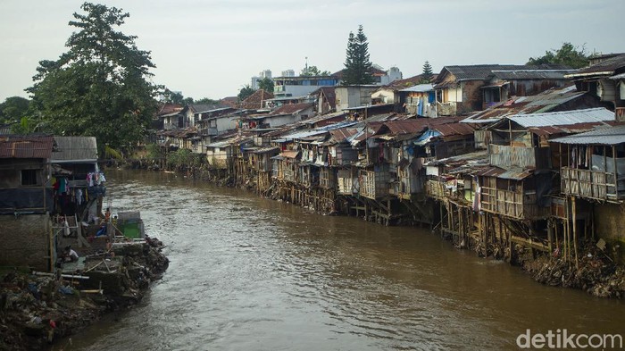 Wakil Gubernur DKI Jakarta Ahmad Riza Patria mengungkap upaya normalisasi sungai kerap terkendala permasalahan pembebasan lahan.