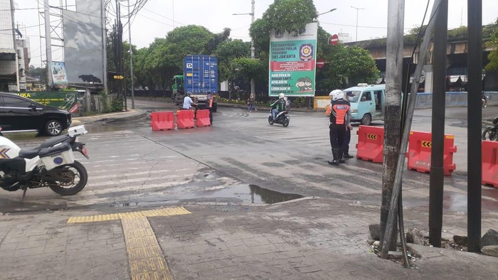 Simpang Jl RE Martadinata dan Jl Kampung Bandan. Pengendara dari Jl RE Martadinata tidak bisa belok ke Jl Kampung Bandan.