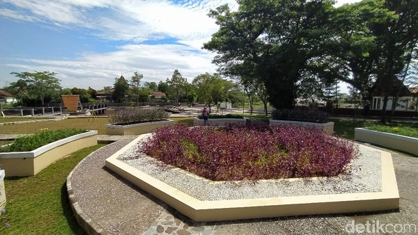 Taman Situs Jambansari ini memiliki hiasan berbagai macam bunga yang melingkar dengan bentuk menyerupai lambang Galuh. (Dadang Hermansyah/detikcom) Taman Situs Jambansari ini memiliki hiasan berbagai macam bunga yang melingkar dengan bentuk menyerupai lambang Galuh. (Dadang Hermansyah/detikcom)