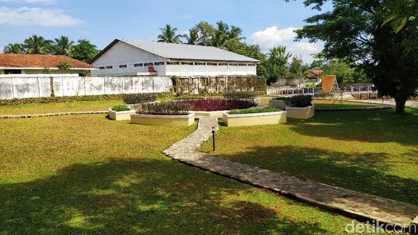 Kini, Situs Jambansari ramai oleh warga yang melakukan aktivitas olahraga, bersantai, nongkrong hingga berfoto-foto. (Dadang Hermansyah/detikcom) Kini, Situs Jambansari ramai oleh warga yang melakukan aktivitas olahraga, bersantai, nongkrong hingga berfoto-foto. (Dadang Hermansyah/detikcom)