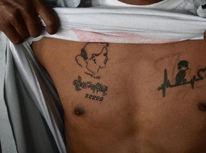 Tato Tanda Cinta Demonstran ke Suu Kyi