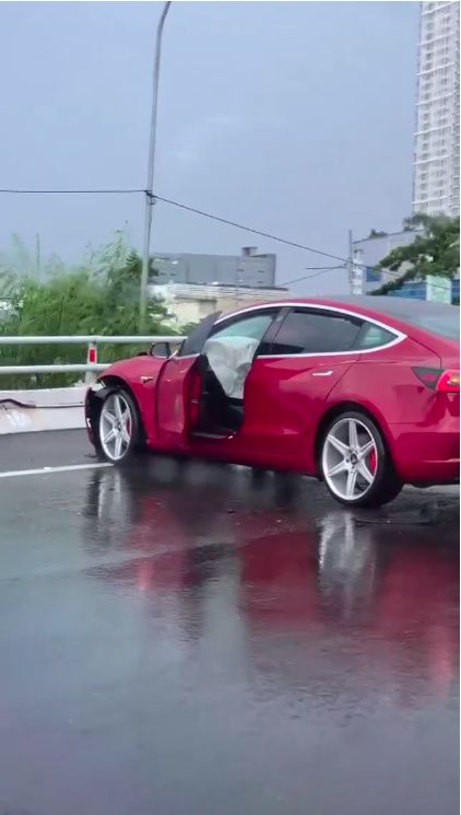 Tesla Model 3 ringsek kecelakaan di Tol Jakarta