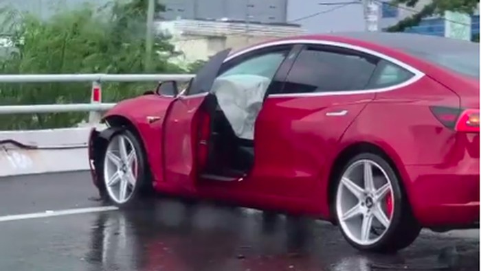 Tesla Model 3 ringsek kecelakaan di Tol Jakarta