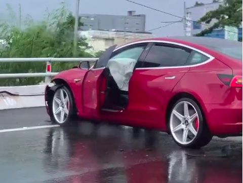 Tesla Model 3 ringsek kecelakaan di Tol Jakarta Tesla Model 3 ringsek kecelakaan di Tol Jakarta