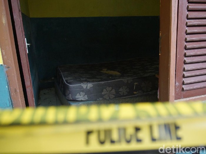 Seorang pensiunan PNS ditemukan tewas oleh wanita yang akan dikencani di kamar hotel kelas melati di Kabupaten Mojokerto. Polisi membawa jenazah korban ke RS Bhayangkara Pusdik Sabhara Porong, Sidoarjo untuk diautopsi.