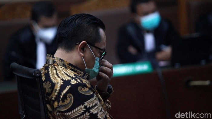 Brigjen Prasetijo Utomo menjalani sidang vonis kasus red notice Djoko Tjandra. Prasetijo divonis 3 tahun dan 6 bulan penjara dan denda Rp 100 juta subsider 6 bulan kurungan.