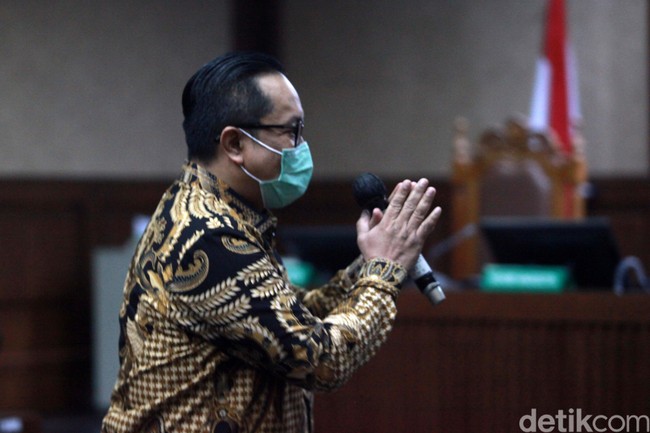 Brigjen Prasetijo Utomo menjalani sidang vonis kasus red notice Djoko Tjandra pada Maret 2021. Duduk di kursi pesakitan, dia tampak memakai kemeja batik hitam dengan corak warna cokelat dan emas. Foto: Ari Saputra