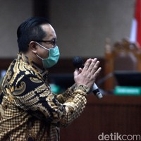 Brigjen Prasetijo Utomo menjalani sidang vonis kasus red notice Djoko Tjandra pada Maret 2021. Duduk di kursi pesakitan, dia tampak memakai kemeja batik hitam dengan corak warna cokelat dan emas. Foto: Ari Saputra