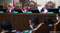 Mengadili, menyatakan terdakwa Brigjen Pol Prasetijo Utomo secara sah dan meyakinkan bersalah melakukan tindak pidana korupsi secara bersama-sama, ujar hakim ketua Muhammad Damis, saat membacakan surat putusan di PN Tipikor Jakarta, Jalan Bungur Besar Raya, Jakarta Pusat, Rabu (10/3/2021).