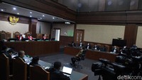 Hakim menyatakan Prasetijo terbukti menerima uang USD 100 ribu dari Djoko Tjandra. Hakim mengatakan Prasetijo membantu upaya penghapusan red notice atau DPO Djoko Tjandra di Imigrasi.