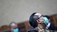 Terdakwa kasus korupsi dengan cara menerima suap terkait red notice Djoko Tjandra, Brigjen Pol Prasetijo mendengar putusan majelis hakim Pengadilan Tipikor, di PN Jakarta Pusat, Rabu (10/3/2021).