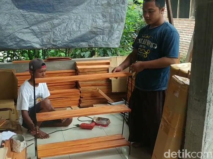 Pandemi COVID-19 menjadi pukulan sekaligus berkah bagi Farida (32). Ia merupakan warga Desa Karangpandan, Kecamatan Rejoso, Kabupaten Pasuruan.