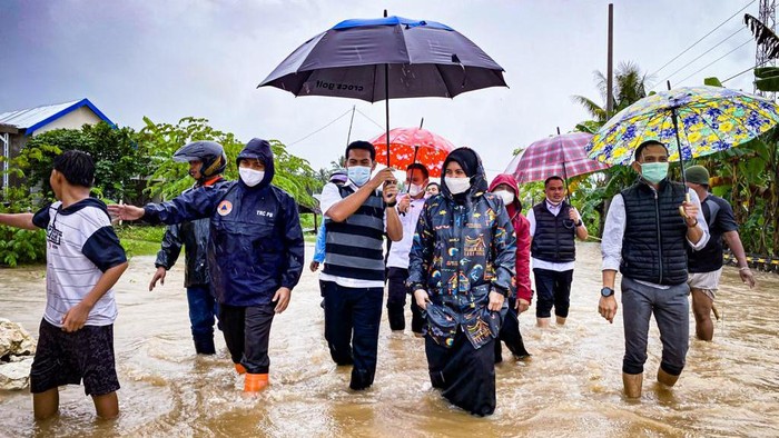 Wabup Maros Suhartina saat meninjau lokasi terdampak banjir (dok. Istimewa).