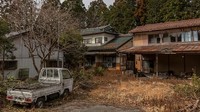 Melansir Getty Images, kebocoran nuklir yang melanda Fukushima juga turut membuat sejumlah wilayah kini menjadi zona sulit untuk kembali akibat ancaman radiasi nuklir. Kondisi tersebut terlihat di kawasan Namie, Sejumlah rumah dan mobil tampak ditinggalkan oleh pemiliknya pascabencana kebocoran nuklir yang terjadi di Fukushima 1 dekade lalu.