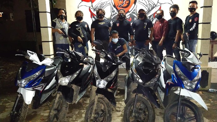 Anggota Polres Bima saat menangkap DPO Curanmor (Foto: dok Polres Bima)