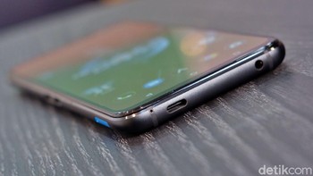 Bagian bawah terdapat port USB Type C dan jakc audio 3,5 mm.  Foto: Adi Fida Rahman/detikINET