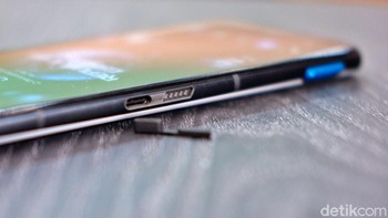 Bagian sisi kiri terdapat port USB type C yang memudahkan charger saat bermain game dengan mode landscape. Foto: Adi Fida Rahman/detikINET