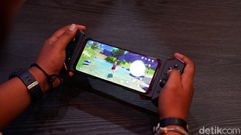 Gamer bisa memasang gamepad di samping body ROG Phone 5 yang bikin selayaknya konsol. Foto: Adi Fida Rahman/detikINET