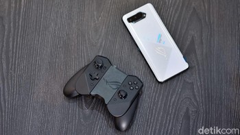 2. Asus ROG Phone 5 dengan skor 815.628. Foto: Adi Fida Rahman/detikINET