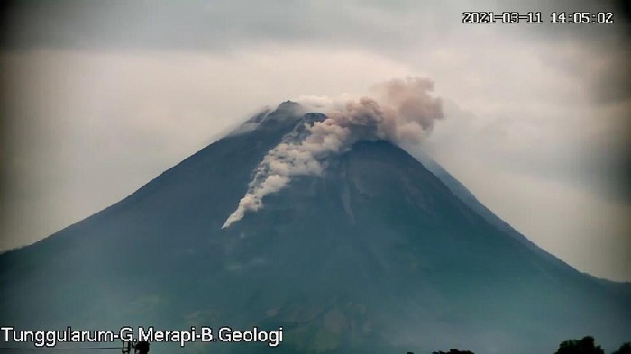 Awan panas guguran di Gunung Merapi, Kamis (11/3/2021) pukul 14.03 WIB.