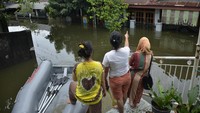 Seorang warga Manggala Makassar, Setia Juwita, mengeluhkan sejumlah barang berharga miliknya nyaris rusak akibat banjir. Dia mengatakan ini sudah ketiga kalinya dalam setahun rumahnya kebanjiran.  