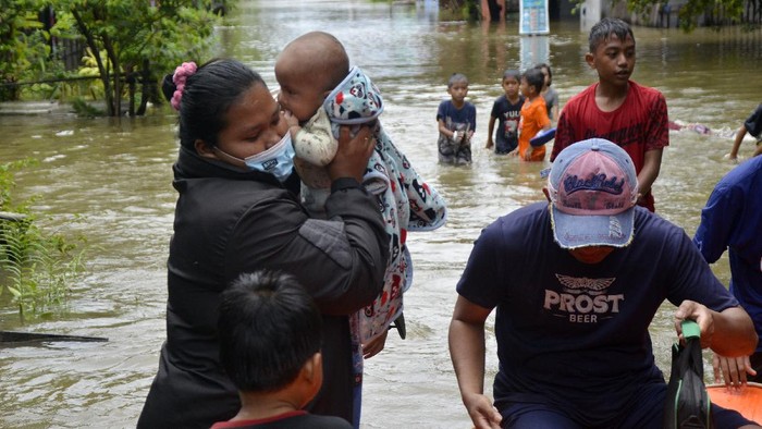 BANJIR DI MAKASSAR Foto aerial rumah yang terendam banjir di Kecamatan Manggala, Makassar, Sulawesi Selatan, Kamis (11/3/2021). Curah hujan yang tinggi dalam beberapa hari membuat kanal, sungai dan waduk di kota Makassar meluap sehingga mengakibatkan ratusan rumah dan jalan terendam banjir. ANTARA FOTO/Abriawan Abhe
