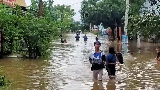 Banjir rendam Perumnas Antang Makassar (Foto: Ibnu Munsir/detikcom)