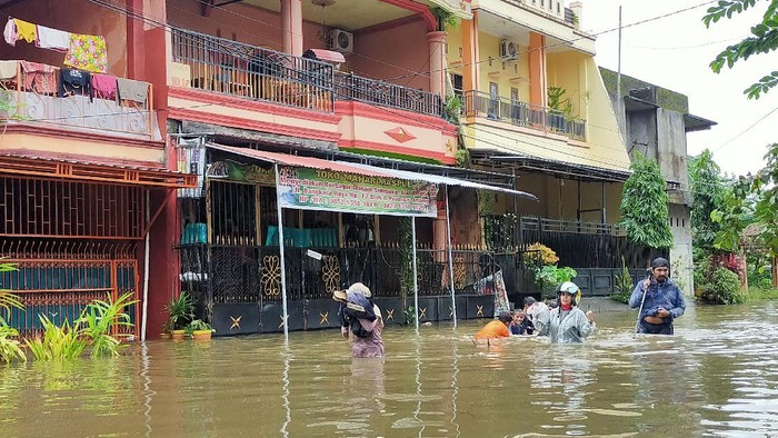 Banjir rendam Perumnas Antang Makassar (Foto: Ibnu Munsir/detikcom)