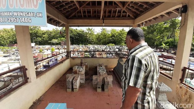 Belasan nisan kayu di tempat pemakaman umum di Kalurahan Piyaman, Wonosari, Gunungkidul, hilang diduga dicuri, Kamis (11/3/2021).