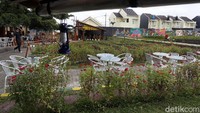 Hasil panen mereka pun dijual NK Cafe untuk para pengunjung. Jadi selepas makan, kamu bisa bawa pulang ragam sayuran yang masih segar hasil tangan para petani. 