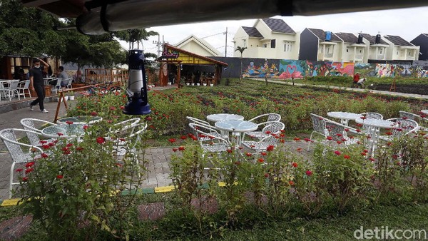 Hasil panen mereka pun dijual NK Cafe untuk para pengunjung. Jadi selepas makan, kamu bisa bawa pulang ragam sayuran yang masih segar hasil tangan para petani. Hasil panen mereka pun dijual NK Cafe untuk para pengunjung. Jadi selepas makan, kamu bisa bawa pulang ragam sayuran yang masih segar hasil tangan para petani.Â