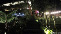 Di malam hari, kafe ini menyediakan live music dan menyulap suasana kafe menjadi teramam dengan lampu-lampu cantik yang menggantung. Meski di masa pandemi, kafe ini tetap ramai. Kendati demikian, protokol kesehatan tetap dijalankan, seperti memberi jarak tempat duduk serta para pegawai yang memakai masker. 