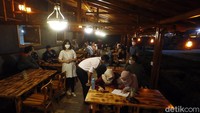 Bagi kamu yang sedang berada di Karangploso, yuk mampir ke kafe ini! Kamu juga bisa mencicipi cendol dawet khas Dusun Lasah yang unik di Karangploso. Berbeda dari cendol dawet lain, cendol ini terbuat dari sagu serta gula merah. Klaster cendol dawet merupakan klaster yang dibina oleh Bank BRI sejak 2 tahun belakangan ini. 