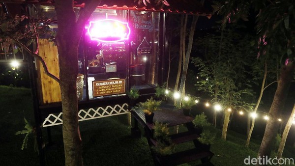 NK Cafe dan cendol dawet di Lasah ini menjadi satu dari kumpulan kisah dalam program Jelajah UMKM ke beberapa wilayah di Indonesia. Program Jelajah UMKM mengulas berbagai aspek kehidupan warga dan membaca potensi di daerah. Untuk mengetahui informasi lebih lengkap, Ikuti terus jelajah UMKM bersama BRI hanya di detik.com/tag/jelajahumkmbri. NK Cafe dan cendol dawet di Lasah ini menjadi satu dari kumpulan kisah dalam program Jelajah UMKM ke beberapa wilayah di Indonesia. Program Jelajah UMKM mengulas berbagai aspek kehidupan warga dan membaca potensi di daerah. Untuk mengetahui informasi lebih lengkap, Ikuti terus jelajah UMKM bersama BRI hanya di detik.com/tag/jelajahumkmbri.