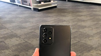 Akun Twitter @xk_sal7 memposting wujud nyata Galaxy A52 berwarna hitam. Foto: doc Twitter.com/xk_sal7