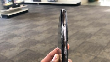 Tombol power dan pengaturan volume berada di sisi kanan. Foto: doc Twitter.com/xk_sal7