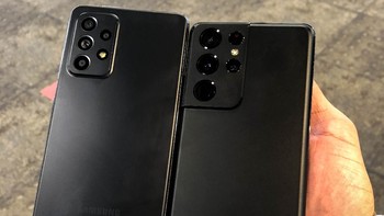 Dia menyandingkan dengan Galaxy S21+ Phantom Black, terlihat mirip dan sama-sama kece. Foto: doc Twitter.com/xk_sal7